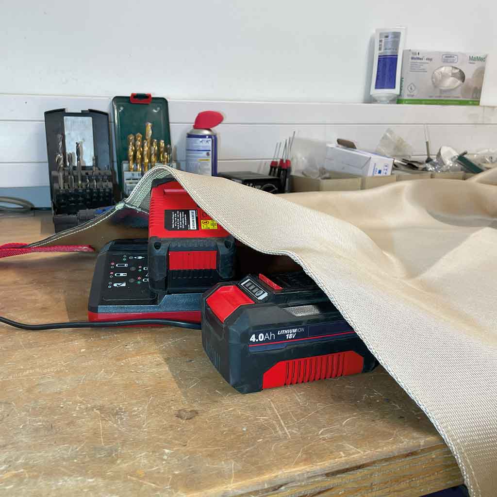 Akkuschutzset 2-teilig BS-ASD-Set-0910-B mit Akkuschutzdecke 0,9x1 m & Tasche